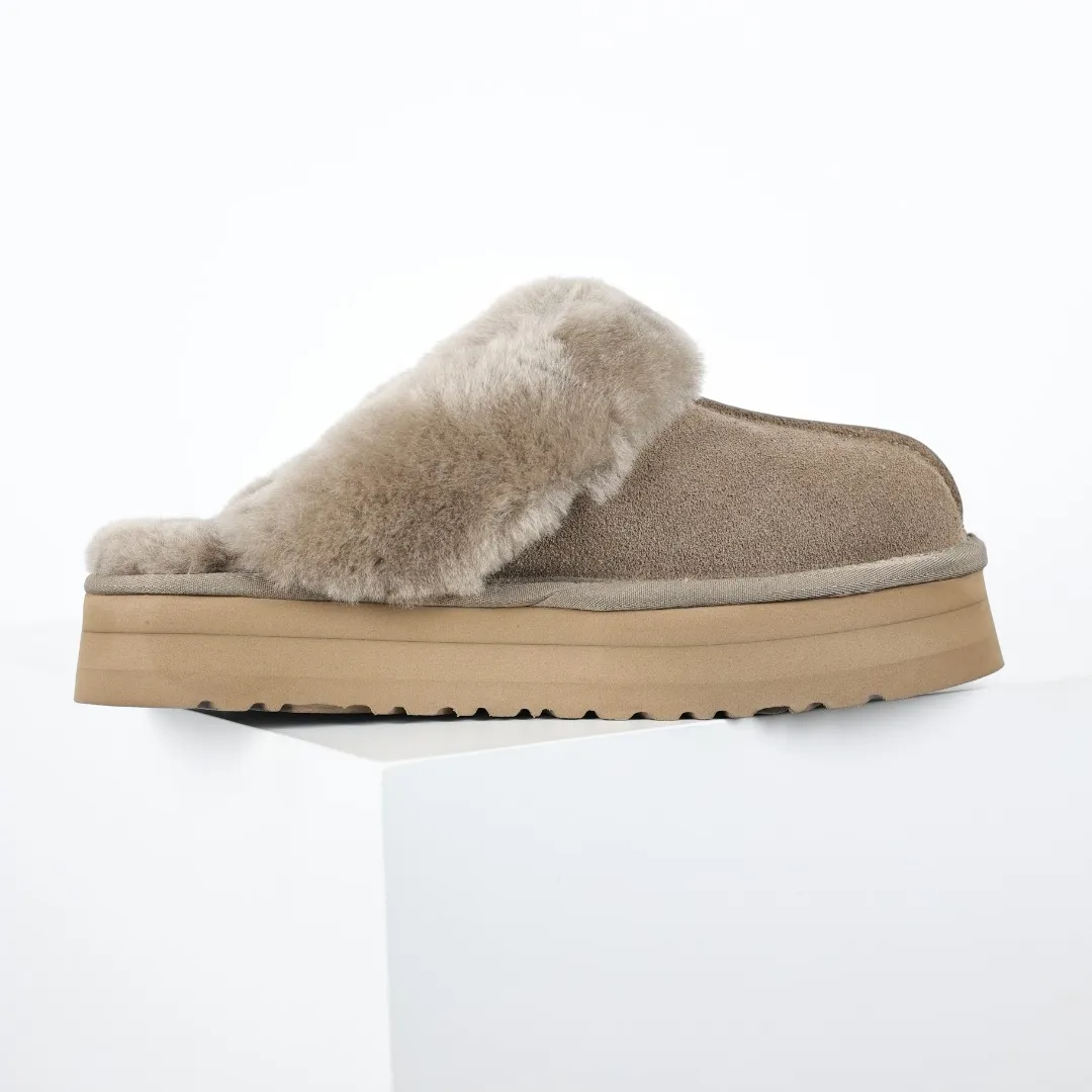 Pick up locally 💰520, the core recommendation is good price UGG Coquette three-layer thickened lazy slippers, popular Xiaohongshu style, Henan Longfeng leather production, sheepskin and wool integration, top quality in the market, 2-3 cm cashmere insole, keeping warm in winter, suitable for home use. In the new year, uug launched a style series, which is partially geared towards the preferences of young consumers, and has also been at the forefront of fashion trends. Shoe body material, water-repellent coated suede upper 17mm UGGPURE™ implanted wool insole Lightweight non-slip comfortable rubber outsole With brand LOGO Trademark Comes with full packaging Size: 35 36 37 38 39 40